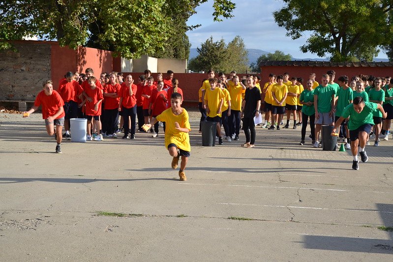Enfants faisant la course dans une cour d'école