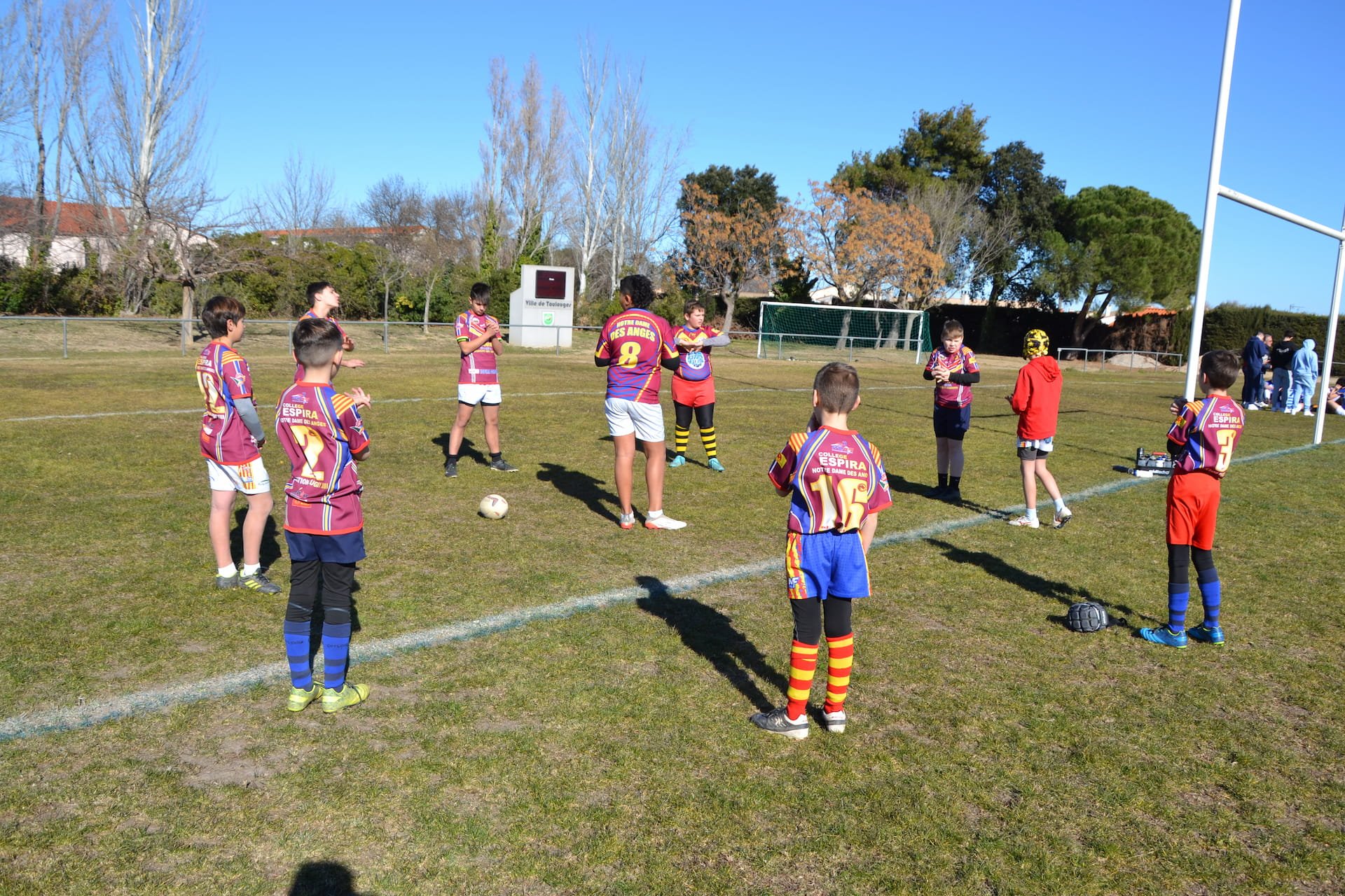 Collégiens à l'échauffement avant un match de rugby